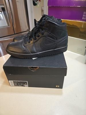 Air Jordan 1 2022 Mid Triple Black VNDS MAYBE WORN TWICE A+ CONDITION
