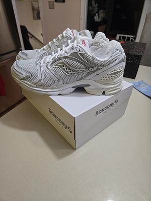 Saucony ProGrid Triumph 4 Heritage Pack -White Silver BRAND NEW IN BOX