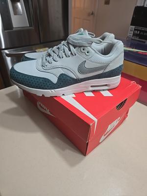 Size 6.5W- 5M -Air Max 1 Ultra Essentials 704993-006 Super Rare Only Pair On App